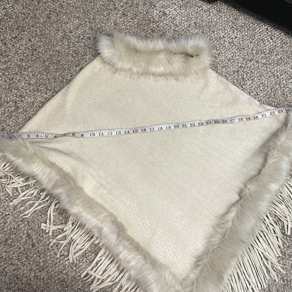 Coeur de vague fur poncho with fringe trim - Picture 4 of 7